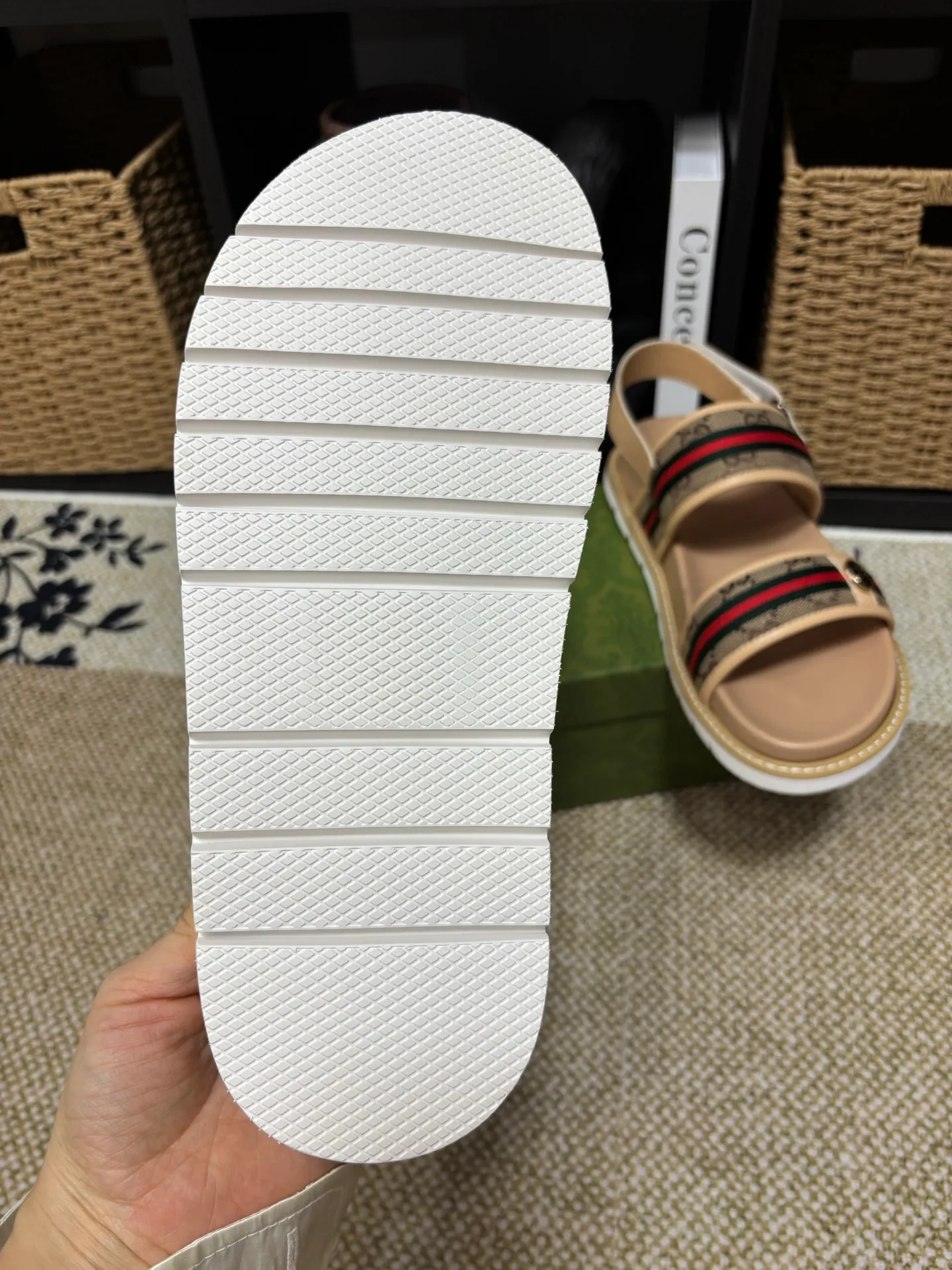 Factory 💰 300 yuan Gucci slippers] high-end men's shoes brand official website 1:1 latest masterpiece: original mold customization, the fabric is made of imported original materials, upgraded outsole, lighter and non-slip. The market's top quality, simple yet tasteful, a must-have for fashionistas, fashionable at your feet, full of confidence, the same style at the counter 👍The season of summer slippers is here. Code: 38-45 (45 customized)